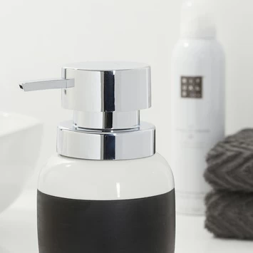 Sealskin Zeepdispenser Sphere porcelein zwart Sealskin Zeepdispenser Sphere Porcelein Zwart -Gamma Badkamer Winkel 123 3495