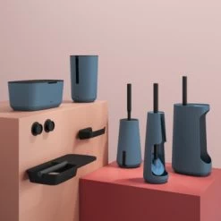 Tiger Reserverolhouder TESS Met Deksel Vrijstaand Blauw/zwart 6 Tiger Reserverolhouder TESS Met Deksel Vrijstaand Blauw/zwart -Gamma Badkamer Winkel 123 7567